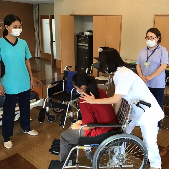 ⑦介護実技 介護福祉士と理学療法士による指導