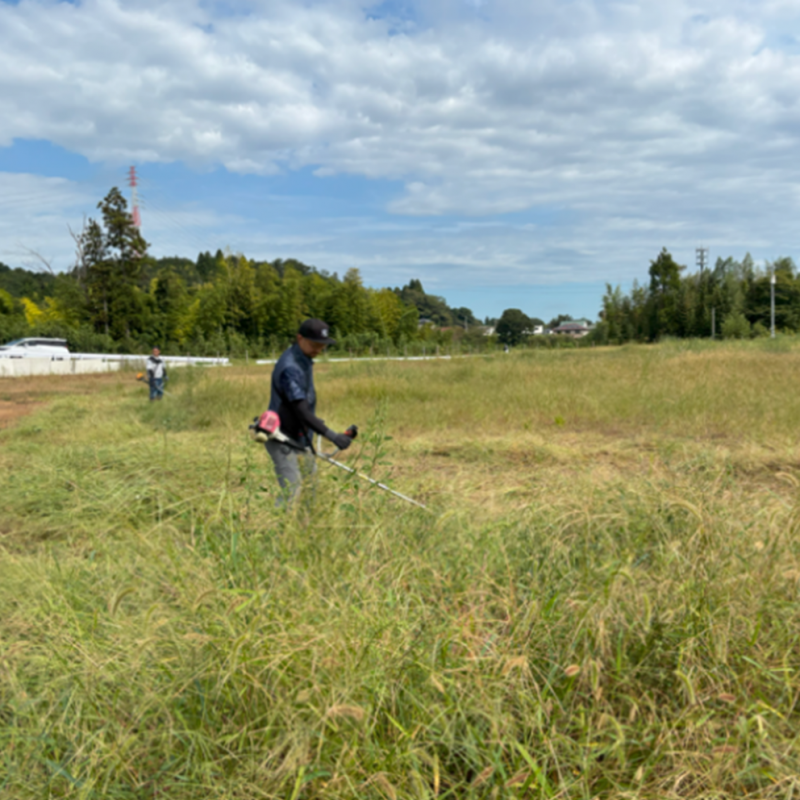 除草作業中の様子（田尻ヶ丘病院　移設予定地　敷地中央付近）