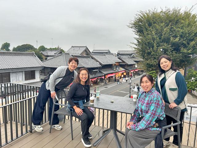 街並みを背景にして記念写真