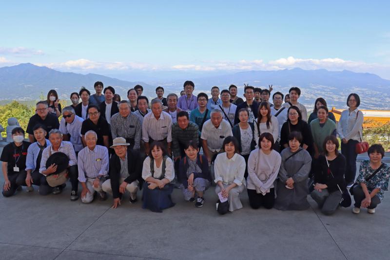 遠くに赤城山を望みながら記念撮影（１班）