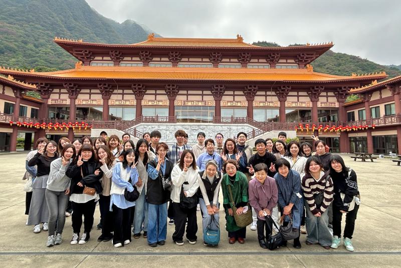 佛光山法水寺で記念撮影（２班）