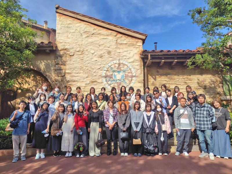 早く入場したい気持ちを押さえて集合写真を撮影しています