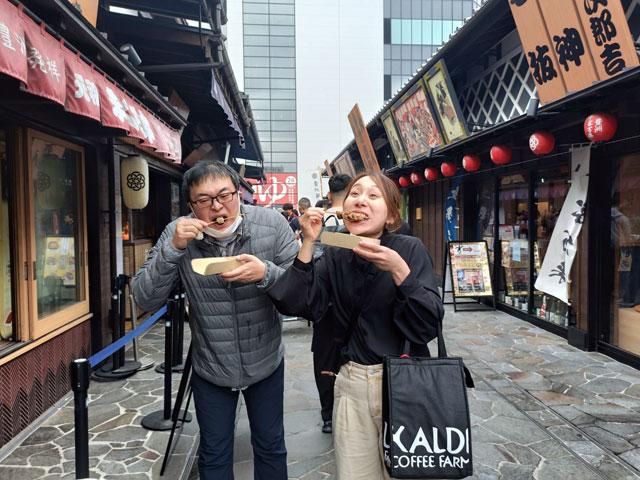 食べ歩きも楽しみ方の一つですが、品よく食べましょう