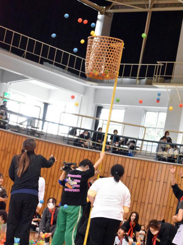 運動会恒例の玉入れは僅差の勝負でした。