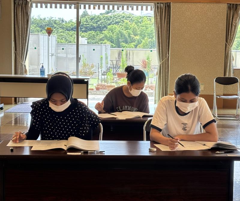 緊張した面持ちで、試験開始の合図